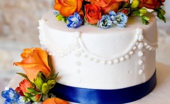 Bánh cưới trắng viền xanh dương - Blog Marry