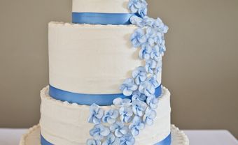 Bánh cưới trắng 4 tầng trang trí hoa xanh dương đẹp mắt - Blog Marry
