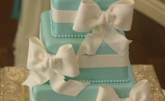 Bánh cưới màu xanh trang trí nơ trắng xinh đẹp - Blog Marry