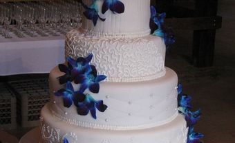 Bánh cưới trắng 4 tầng trang trí hoa xanh đậm - Blog Marry
