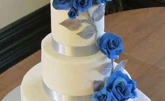 Bánh cưới trắng đơn giản 3 tầng với hoa hồng xanh - Blog Marry