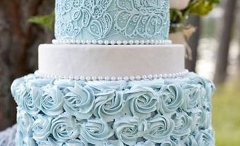 Bánh cưới với thiết kế hoa xanh xung quanh mặt bánh - Blog Marry