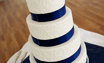 Bánh cưới trắng 4 tầng đơn giản với viền xanh dương - Blog Marry