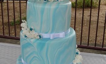 Bánh tròn xanh trắng với hình cô dâu chú rể - Blog Marry