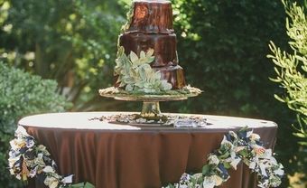 Bánh cưới chocolate trang trí hoa xanh - Blog Marry