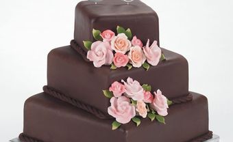 Bánh cưới chocolate trang trí hoa - Blog Marry