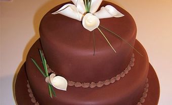 Bánh cưới tròn đơn giản với hoa tươi - Blog Marry