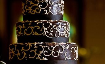 Bánh cưới socola hoa văn trắng - Blog Marry