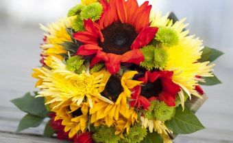 Hoa cưới cầm tay kết từ hoa cúc và hoa hướng dương - Blog Marry