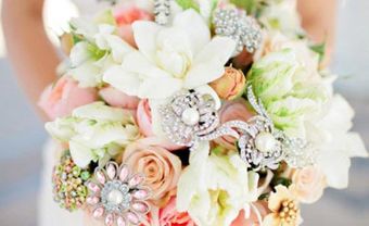 Hoa cưới cầm tay kết từ các loại hoa và phụ kiện đính đá - Blog Marry