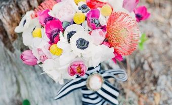 Hoa cưới cầm tay kết từ hoa poppy và hoa pincushion - Blog Marry