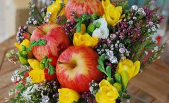 Hoa cưới cầm tay kết hợp hoa anh thảo và táo đỏ - Blog Marry