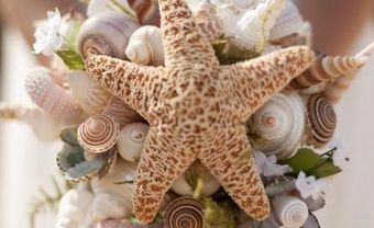 Hoa cưới cầm tay kết từ các loại vỏ sò và sao biển - Blog Marry