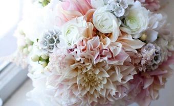 Hoa cưới cầm tay kết từ hoa thược dược và hoa hồng - Blog Marry