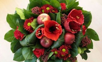 Hoa cưới cầm tay kết hợp hoa cúc, hoa hồng và táo đỏ - Blog Marry
