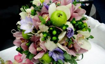 Hoa cưới cầm tay kết hợp hoa địa lan và táo xanh - Blog Marry