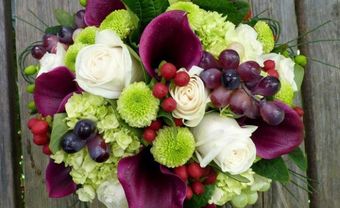 Hoa cưới cầm tay kết từ hoa tươi và nho tím - Blog Marry