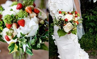 Hoa cưới cầm tay kết từ hoa mẫu đơn và dâu tây - Blog Marry