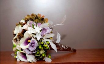 Hoa cưới cầm tay kết từ hoa hồng, hoa loa kèn và hoa lan - Blog Marry