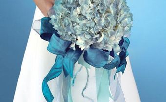 Hoa cưới cầm tay màu xanh dương với hoa cẩm tú cầu - Blog Marry