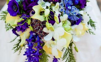 Hoa cưới cầm tay màu xanh dương kết từ lá trắc bách diệp - Blog Marry