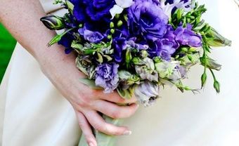 Hoa cưới cầm tay màu xanh dương kết từ hoa cát tường - Blog Marry