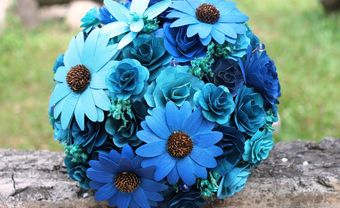 Hoa cưới cầm tay màu xanh dương với hoa cúc bằng giấy - Blog Marry