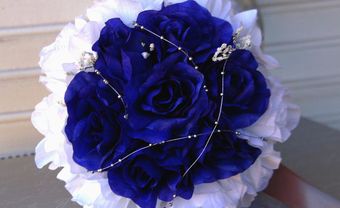 Hoa cưới cầm tay màu xanh dương kết từ hai loại hoa hồng - Blog Marry