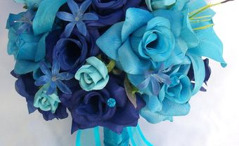 Hoa cưới cầm tay màu xanh dương kết từ hoa hồng và hoa lily - Blog Marry