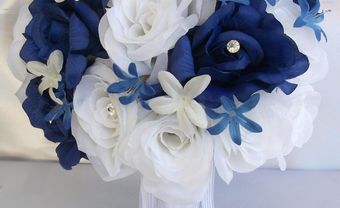 Hoa cưới cầm tay màu xanh dương kết từ hoa hồng trắng và xanh - Blog Marry