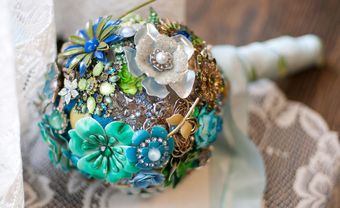 Hoa cưới cầm tay màu xanh dương kết từ hoa kim loại đính đá - Blog Marry
