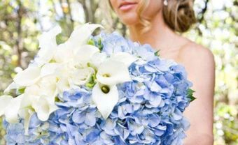 Hoa cưới cầm tay màu xanh dương với hoa loa kèn - Blog Marry