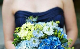 Hoa cưới cầm tay màu xanh dương kết từ hoa cúc hoàng anh - Blog Marry