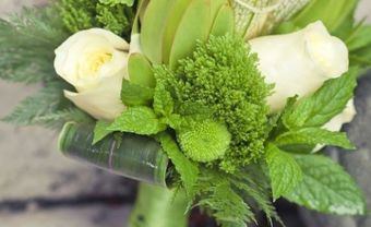 Hoa cưới cầm tay màu xanh lá kết từ hoa hồng - Blog Marry