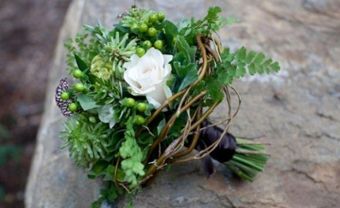 Hoa cưới cầm tay màu xanh lá kết từ lá dương xỉ - Blog Marry
