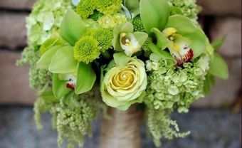 Hoa cưới cầm tay màu xanh lá kết từ hoa cẩm tú cầu - Blog Marry