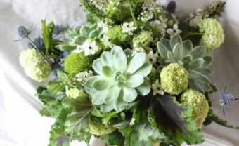 Hoa cưới cầm tay màu xanh lá kết từ hoa cúc - Blog Marry