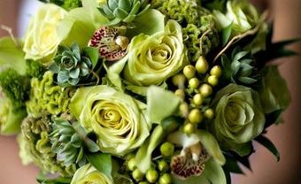Hoa cưới cầm tay màu xanh lá kết hợp với hoa chuỗi ngọc - Blog Marry