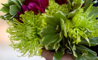 Hoa cưới cầm tay màu xanh lá kết từ hoa thược dược tím - Blog Marry