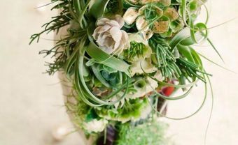 Hoa cưới cầm tay màu xanh lá với các loại lá khác nhau - Blog Marry