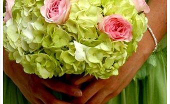 Hoa cưới cầm tay màu xanh lá kết từ hoa cẩm tú - Blog Marry