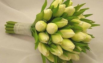 Hoa cưới cầm tay màu xanh lá kết từ hoa tulip - Blog Marry