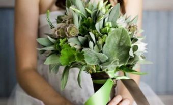 Hoa cưới cầm tay màu xanh lá kết với nhiều loại lá - Blog Marry