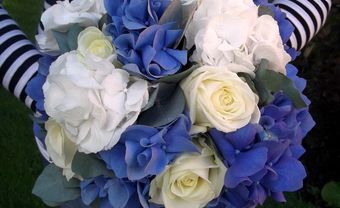 Hoa cưới cầm tay màu xanh dương kết từ hoa hồng và hoa tử dương - Blog Marry