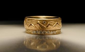 Nhẫn cưới vàng đính đá khắc họa tiết - Blog Marry