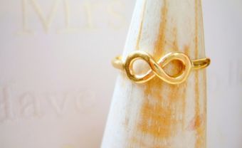 Mẫu nhẫn cưới vàng mặt xoắn số 8 - Blog Marry