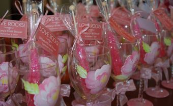 Quà cảm ơn khách mời là những chiếc ly thủy tinh hoa hồng - Blog Marry