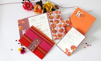 Thiệp cưới đẹp màu cam kết hợp sọc và hoa - Blog Marry