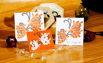 Thiệp cưới đẹp màu cam hoa văn con bướm cách điệu - Blog Marry