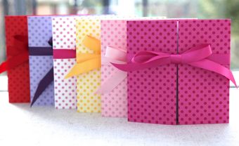 Thiệp cưới đẹp màu hồng chấm bi, thắt nơ ruy băng - Blog Marry